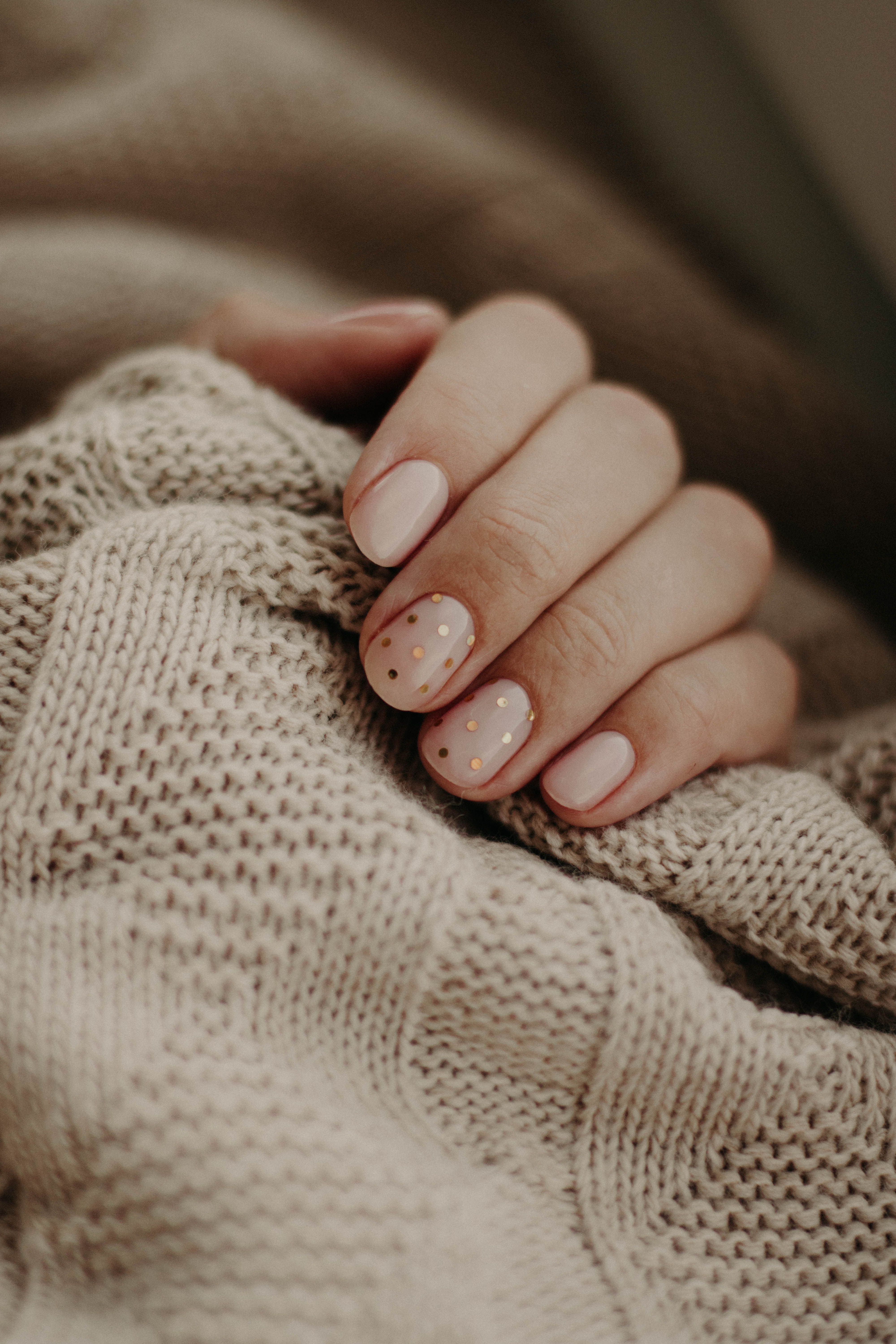 Starannie wykonany manicure w ciepłym, naturalnym świetle